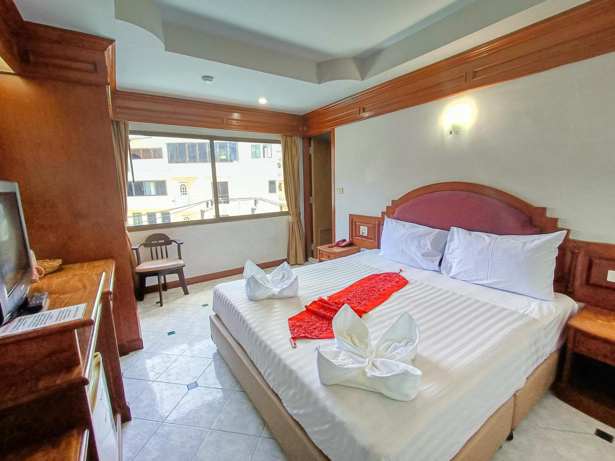 Black Pearl Patong Beachfront ภายนอก รูปภาพ